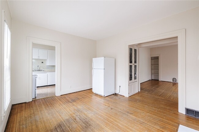 Building Photo - 18 Vick Park B