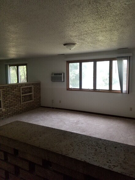 Building Photo - 1112 Oakview Dr