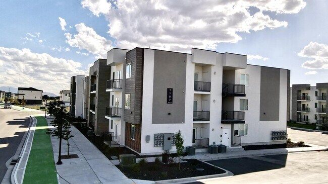 Building Photo - 1135 W 250 S