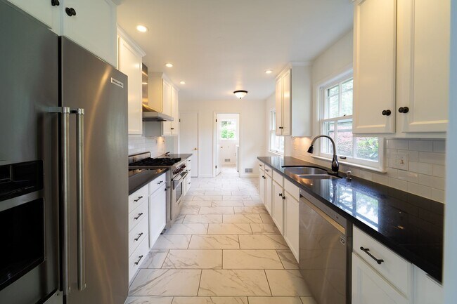 Building Photo - Newly Remodel Home in West Hills!