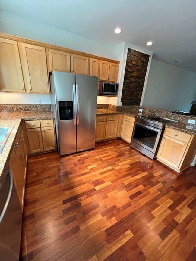 Building Photo - 10308 SW Hollyridge Ln