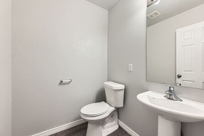 Building Photo - 4 bed /2.5bath Charming Home in Aurora