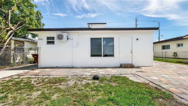 Building Photo - 117 E 10th St