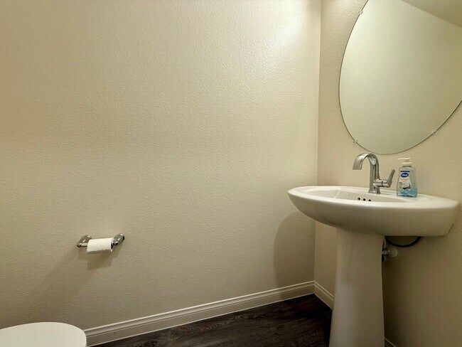 Building Photo - COMING SOON! 3/BD 2.5/BA Townhouse W/ Amaz...