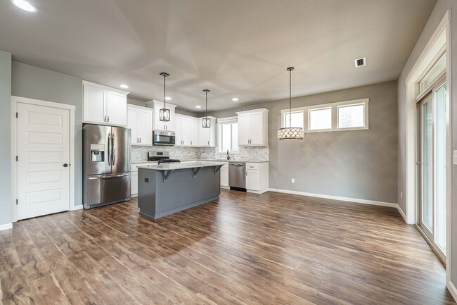 Building Photo - Stunning Salmon Creek Gem for Rent! - 3 Be...