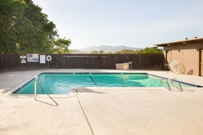 Building Photo - 42 Oakcrest Dr