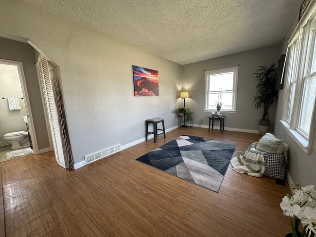 Building Photo - 2 bedroom, 1 bath home for rent in Evansdale