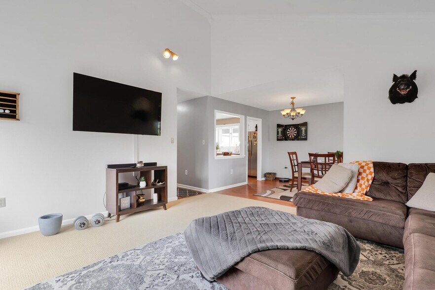 Building Photo - 1060 Pebble Dr