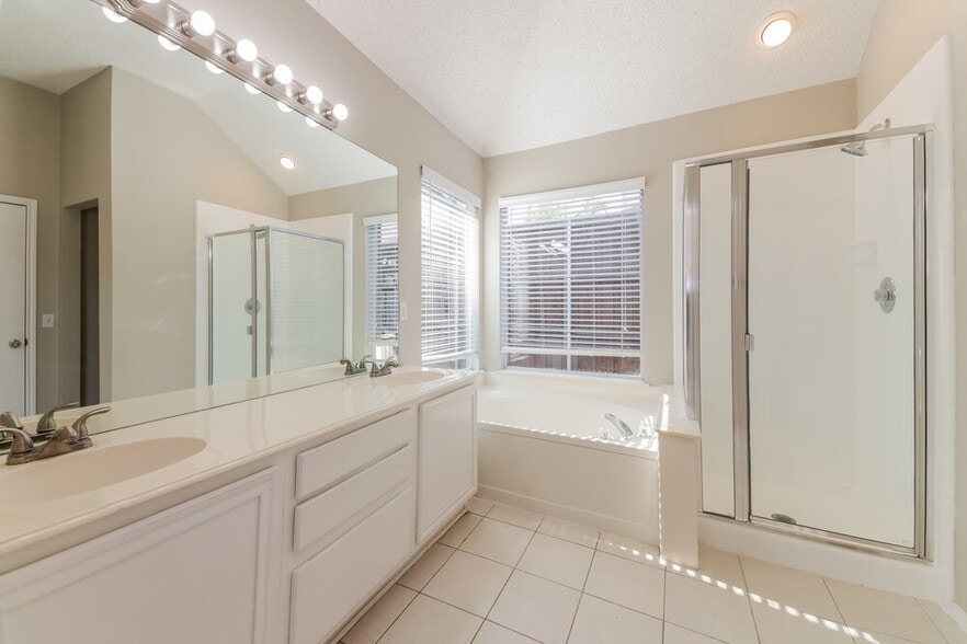 Building Photo - 742 River Oak Way