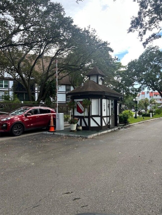 Building Photo - 3720 Inverrary Dr