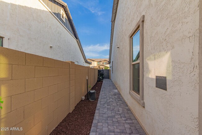Building Photo - 2316 E Canary Dr