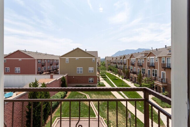 Building Photo - Downtown Living with Style & Views!