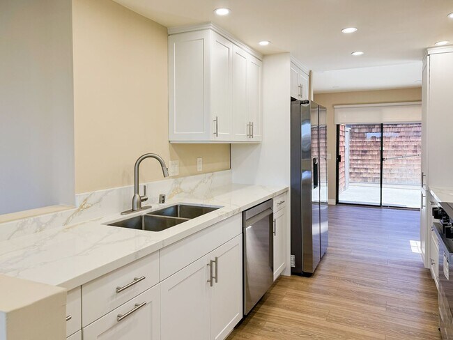 Building Photo - Luxurious Coastal Living: Fully Remodeled 3-Bed, 3.5-Bath with Ocean Views in Sea Point