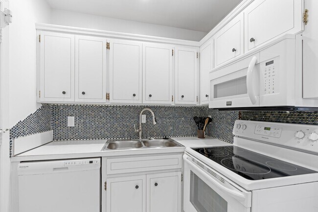 Building Photo - 2221 NE 68th St