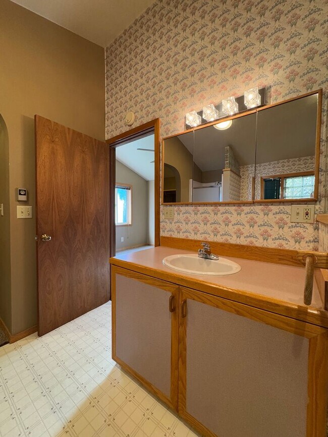 Building Photo - Spacious 6 Bedroom, 3 Bathroom Home Near CWU