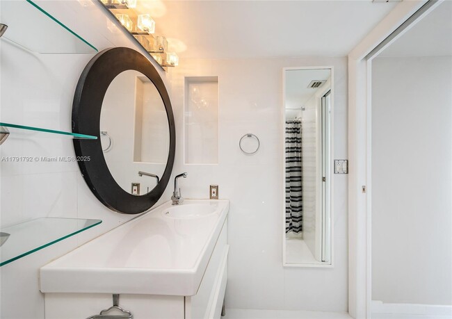 Building Photo - 540 Brickell Key Dr