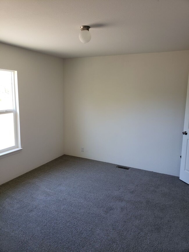 Building Photo - 24 X 60 MANUFACTURED HOME ON 1 1/3 ACRES