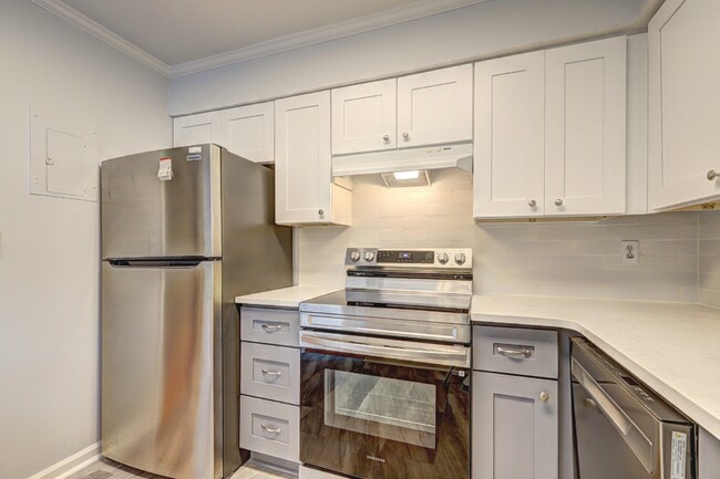 Building Photo - 6520 Roswell Rd