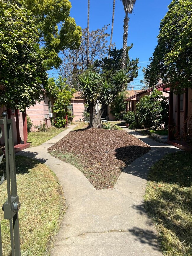Building Photo - 1 Bedroom/1Bath Small Home Modesto