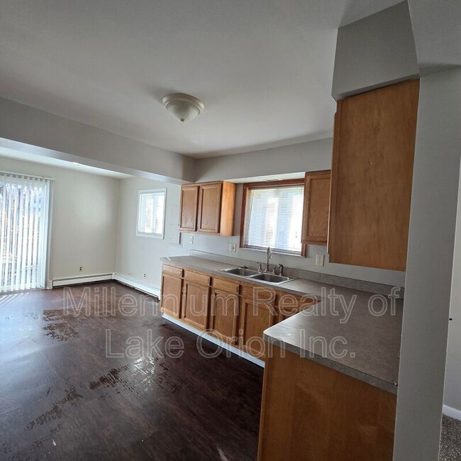 Building Photo - 644 E Meyers Ave