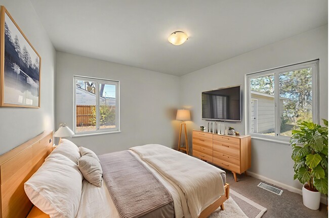 Building Photo - 5055 E Dartmouth Ave