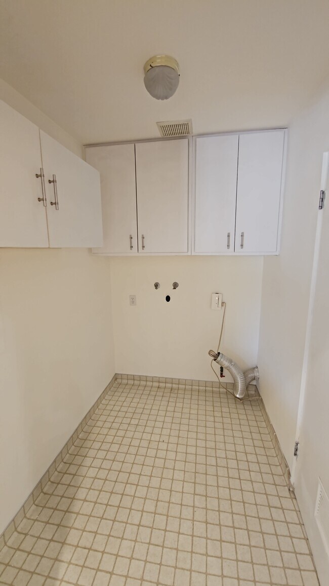 Building Photo - 6600 W 83rd St