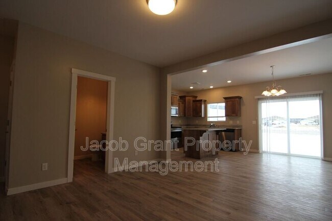 Building Photo - 650 Ruby Cir