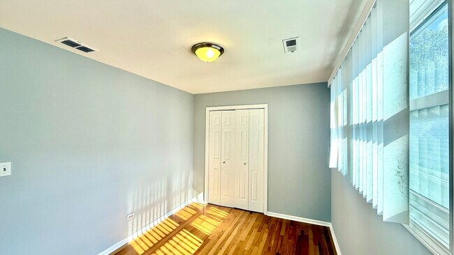 Building Photo - 1078 N Hermitage Ave