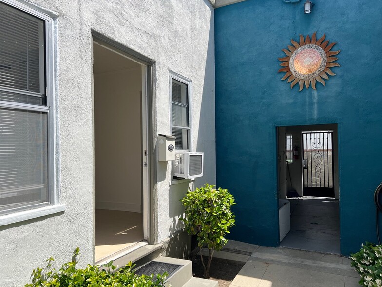 Building Photo - 1114 4/5 Tamarind Ave