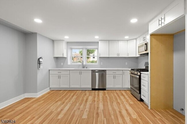 Building Photo - 44 Linden St