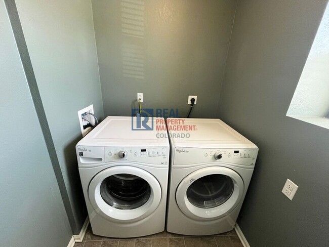 Building Photo - 5890 N Ceylon St