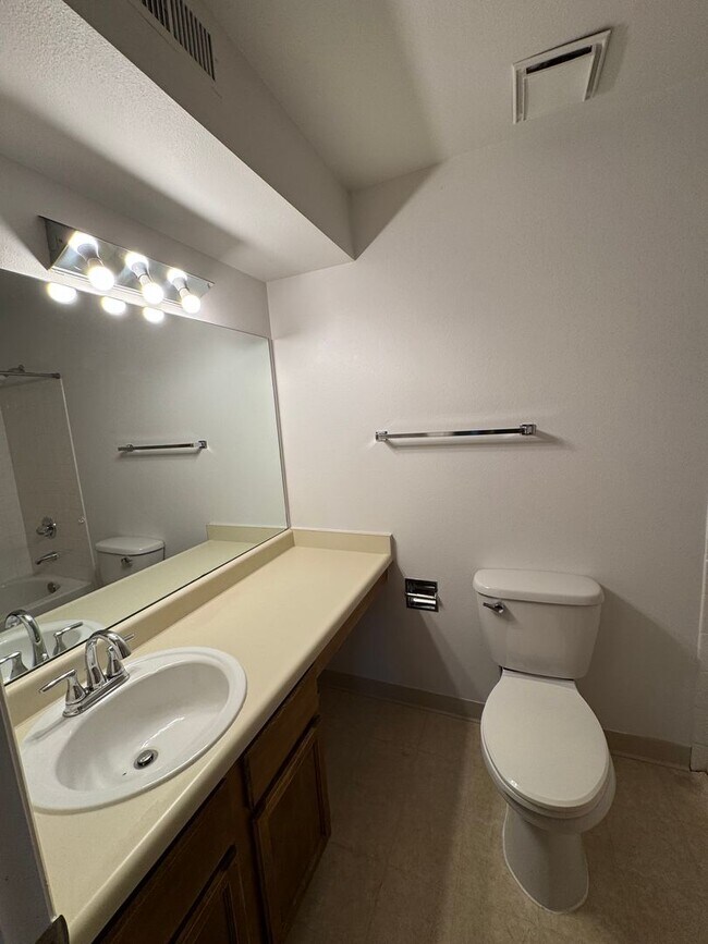 Building Photo - 2 bedroom, 2 bath condo on Southwest side ...