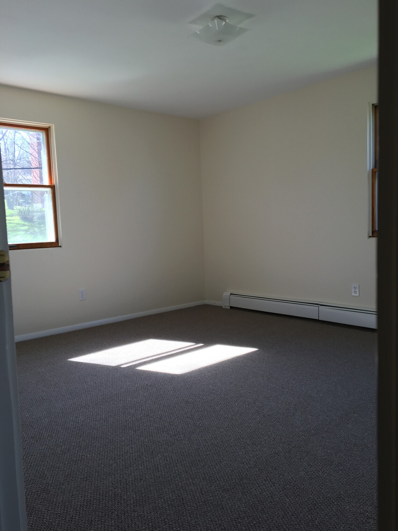 Building Photo - 916 Squires Ave
