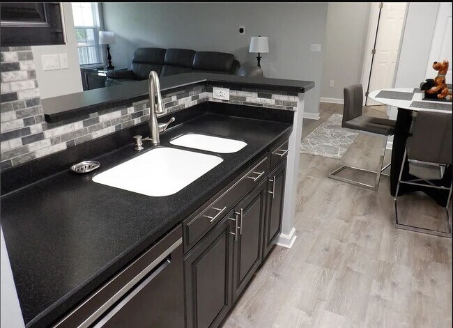 Building Photo - 14940 Lenox Dr