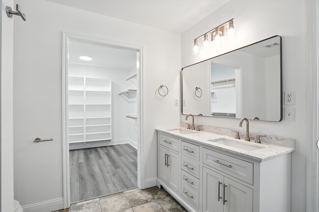 Building Photo - 5713 Camden Cir