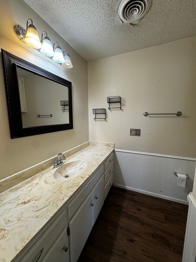 Building Photo - Large 2bedroom 2bathroom CH/A 2 car garage