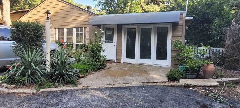 Another view of main entry - 125 Woodland Dr