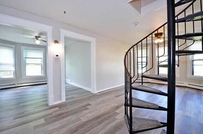 Building Photo - 61 Delos St W