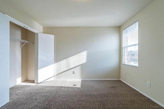 Building Photo - 1000 Bumble Bee Dr