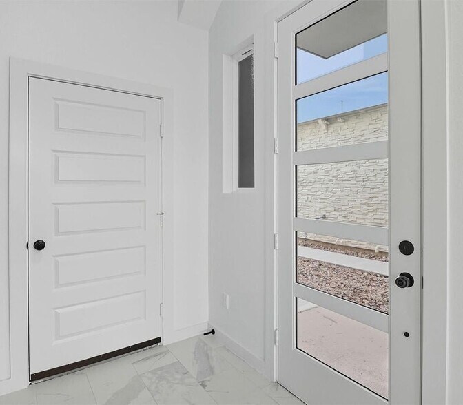 Building Photo - 2921 El Fenice Ln