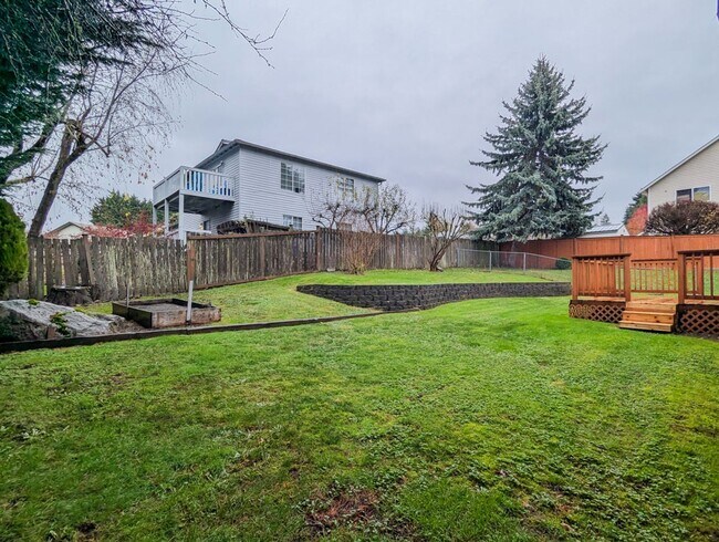 Building Photo - **Move-In Special** Beautiful 3 bed, 2.5 bath Rambler w/ New Carpet Throughout!