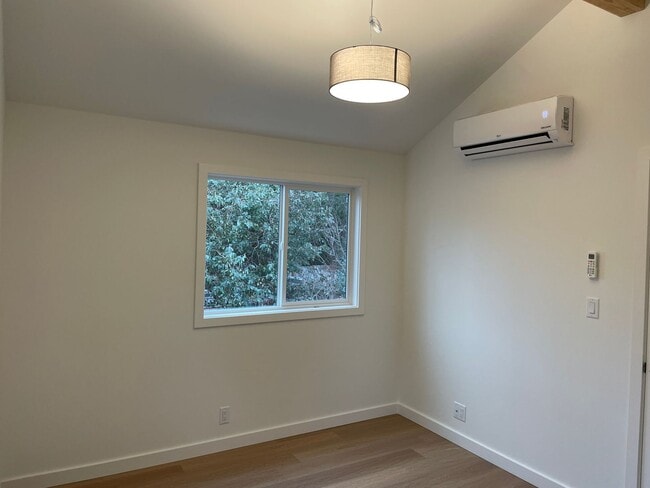 Building Photo - Brand new ( in 2022) Cozy little house ( D...