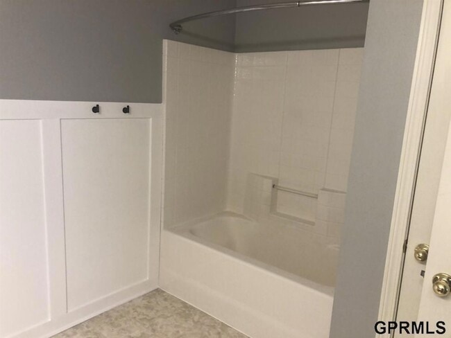 Building Photo - 2102 Quartz Dr