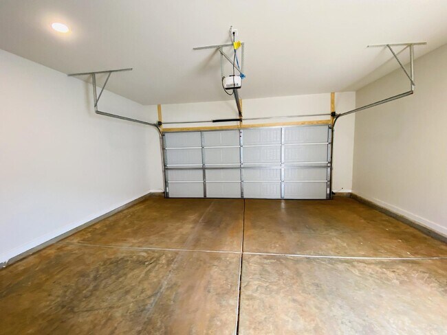 Building Photo - Charming 3-Bedroom Townhouse Retreat with 2 Full Baths in Madison – 1,500 Sq Ft of Spacious Living!"