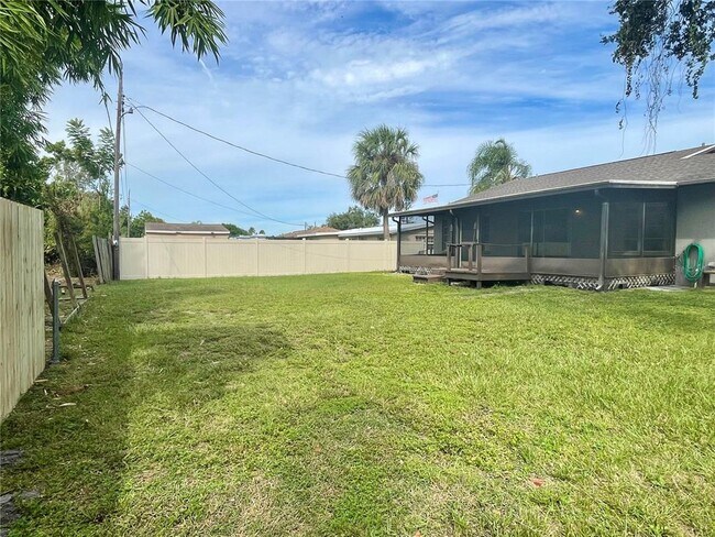 Building Photo - 2120 Outer Dr