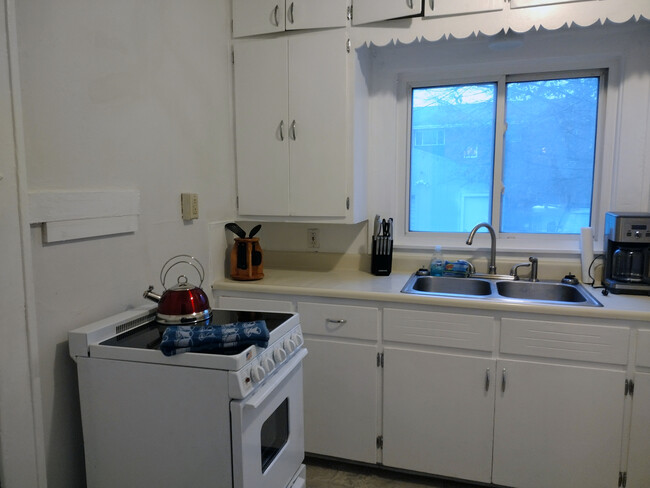 Kitchen - 711 N Chestnut St