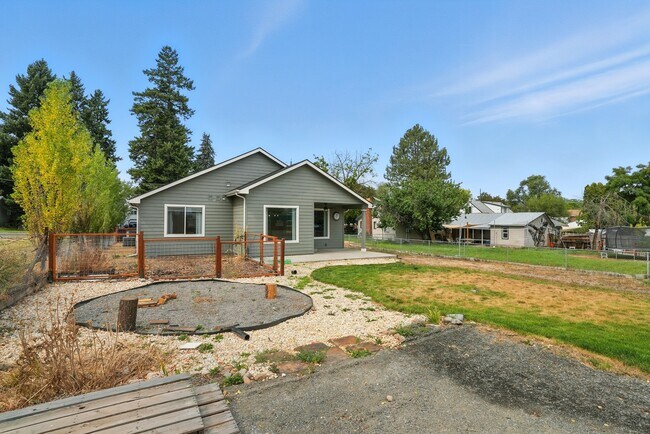 Building Photo - 3008 N Marguerite Rd