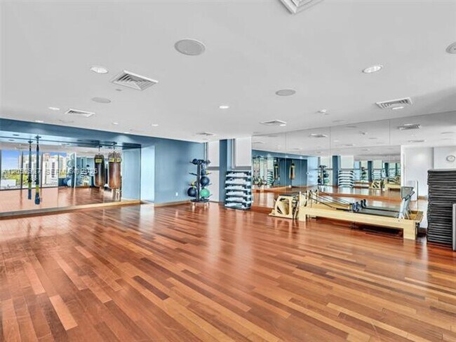 Building Photo - 17001 Collins Ave