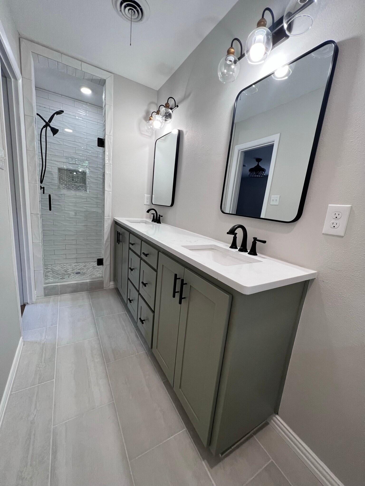 Master Bath - 6403 Dreyfuss Rd