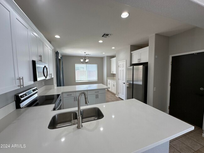 Building Photo - 885 E Cherry Hills Dr